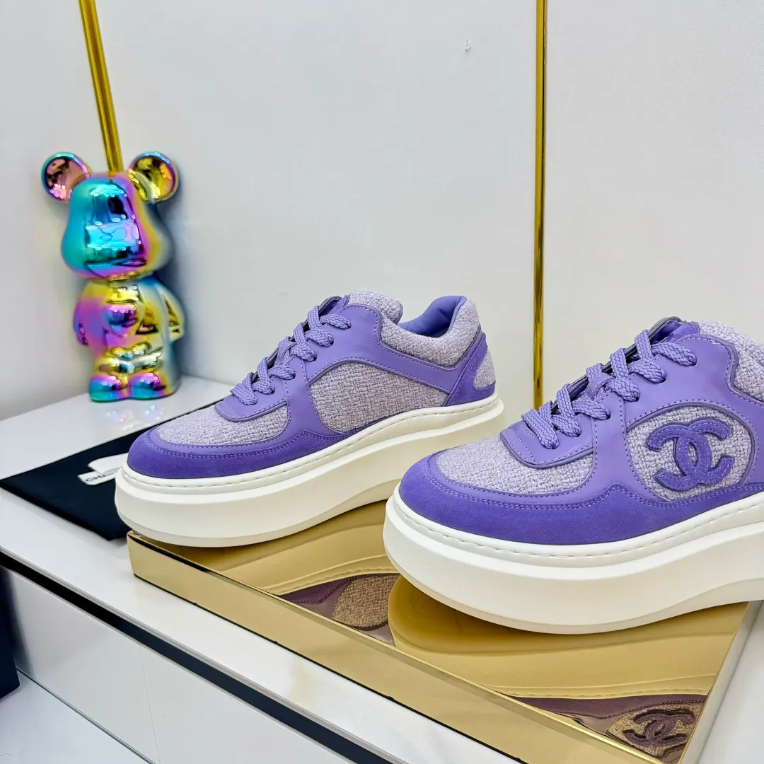 👟👟Ex-factory price 680👟👟 Upgraded version, upgraded version, upgraded version! No rebuttal accepted! ! ! ! Chanel Chanel panda shoes! 2025 counter's top casual sports shoes. This classic design; the upper is electro-embroidered with a variety of techniques; the outsole is fashionable and sporty; the unusual inclusion of a variety of color matching elements... The diversified mix and match is very good-looking and versatile, and can be used for leisure, fashion, sports, and outdoor... ꫛꫀꪝ Go➫ Materials: ❶Upper made of: original imported first-layer silk cowhide + original waterproof cloth + original first-layer cowhide ❷Inner lining: Original Yangli+Net ❸Outsole based on: Original TPU combination outsole Counter boutique packaging complete set for women 35–41 👉 👉 👉 👉 👉 👉 👉